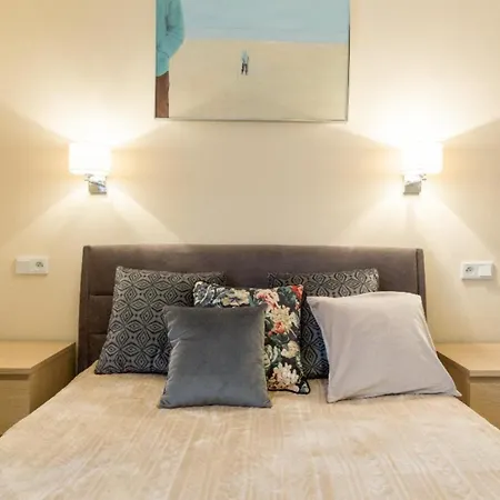 Artistic For Bookworms In Center Apartamento